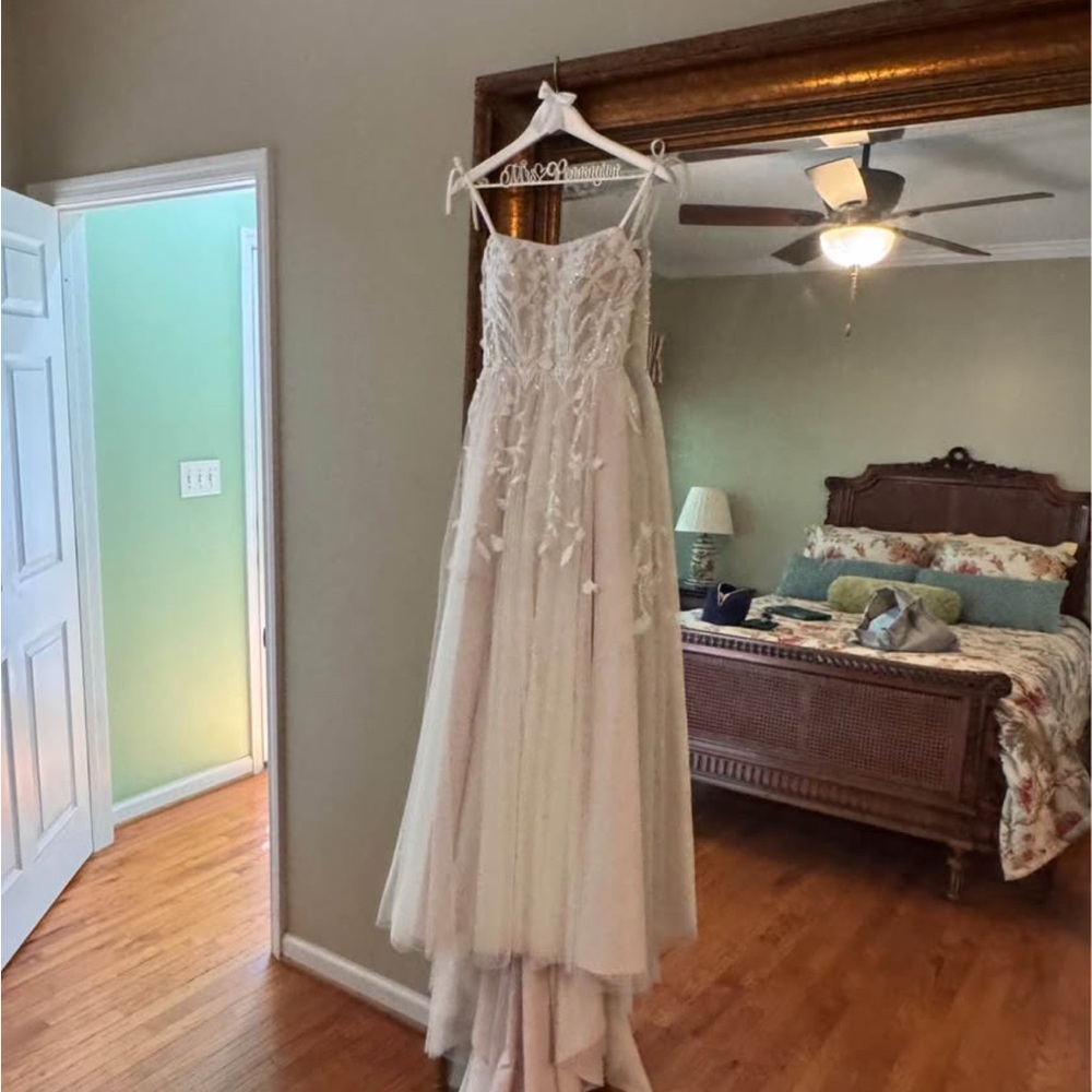 Elegant White Wedding Dress brand new never worn - Picture 5 of 5